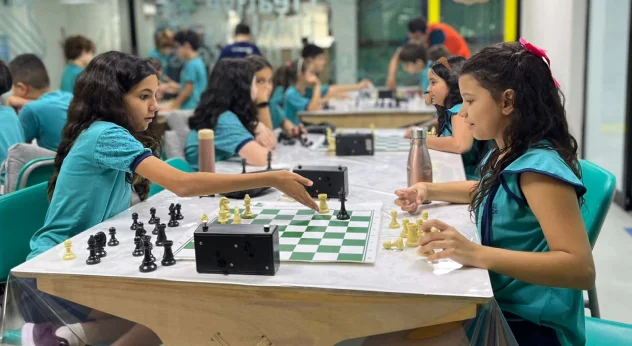 Estudantes do Bernoulli Go na aula de xadrez.