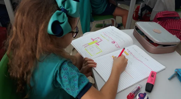 Estudante do Bernoulli durante aula de ingês.