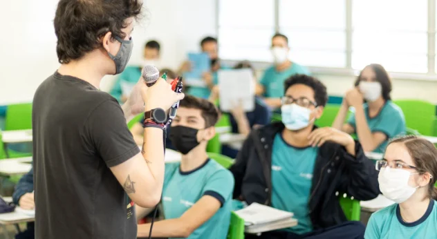Professor do Colégio Bernoulli durante aula. 