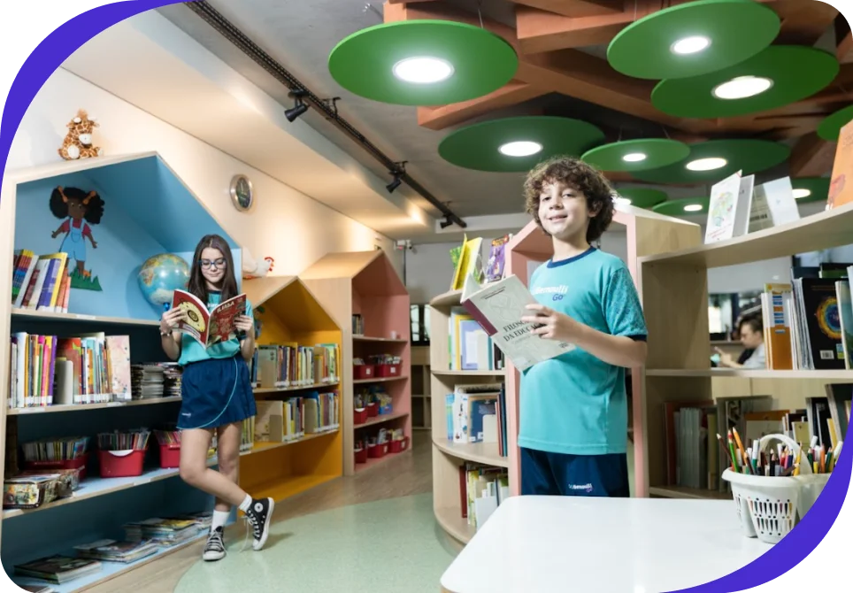 Estudantes do Bernoulli na biblioteca do colégio.