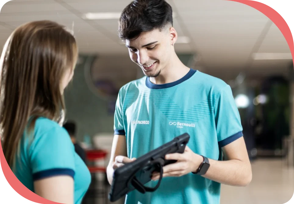 Estudantes do Bernoulli utilizando o tablet no colégio.