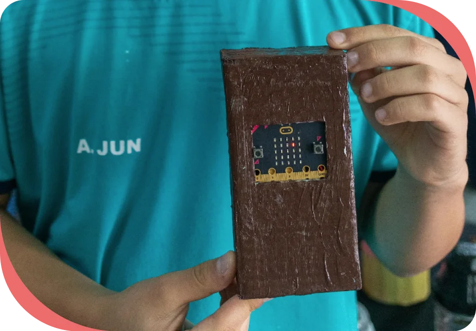 Estudante do Colégio Bernoulli mostrando seu projeto de tecnologia. 