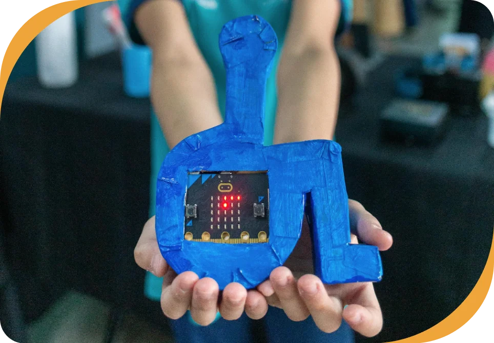 Estudante do Colégio Bernoulli mostrando seu projeto de tecnologia. 