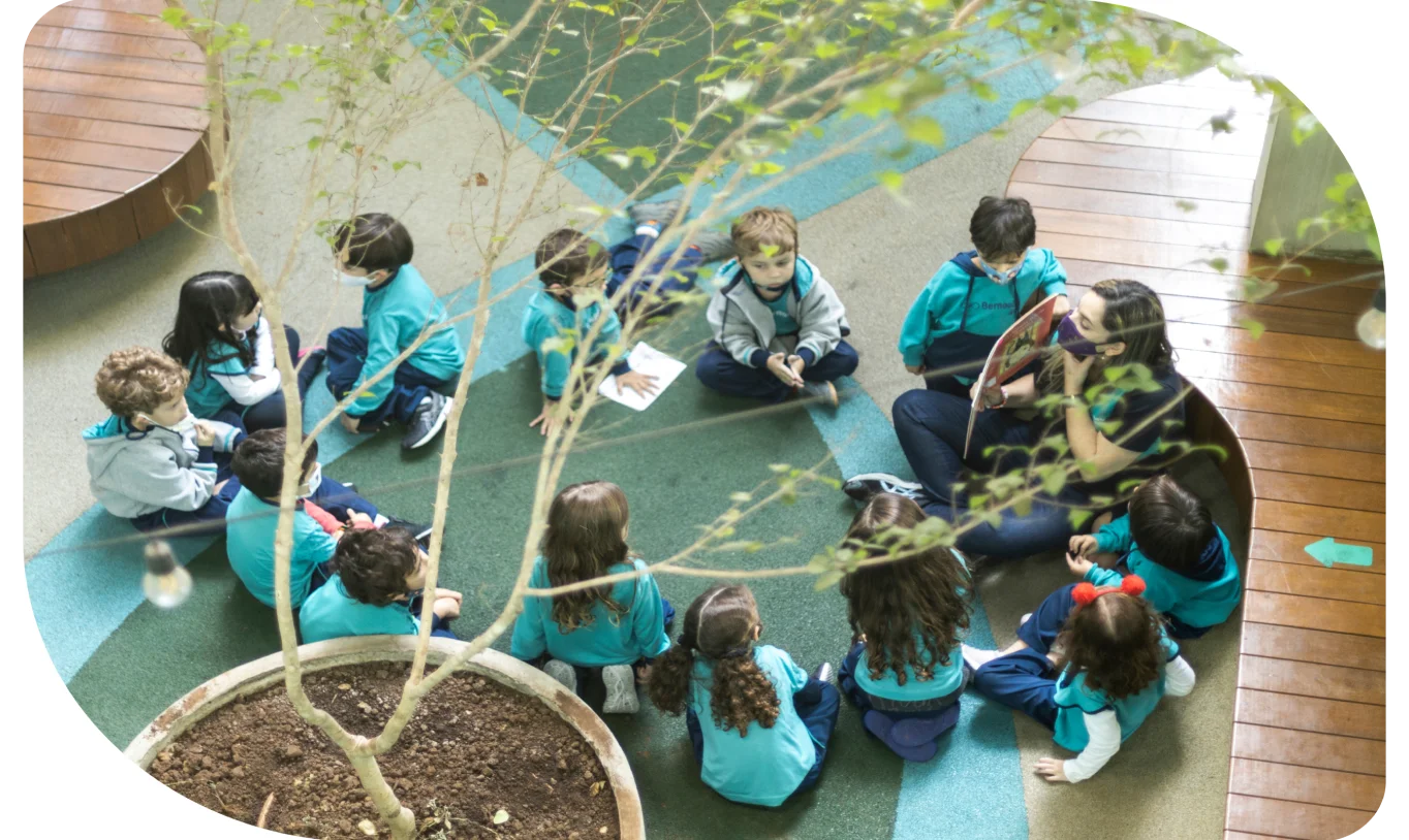 Professora do Bernoulli durante aula com seus estudantes da Educação Infantil. 