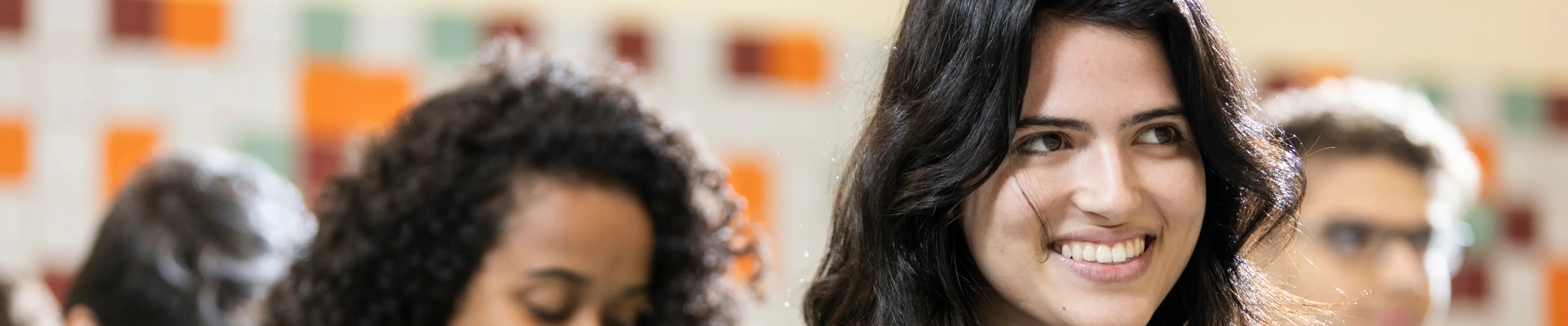 Estudante Bernoulli sorrindo enquanto assiste aula