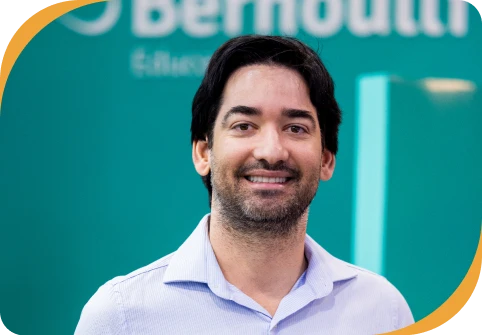 Foto do Copresidente do Bernoulli Paulo Ribeiro virado para frente para a câmera