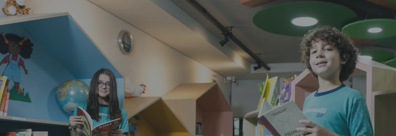 Estudante do Ensino Fundamental Anos Iniciais de Bernoulli sorrindo enquanto olha para a câmera