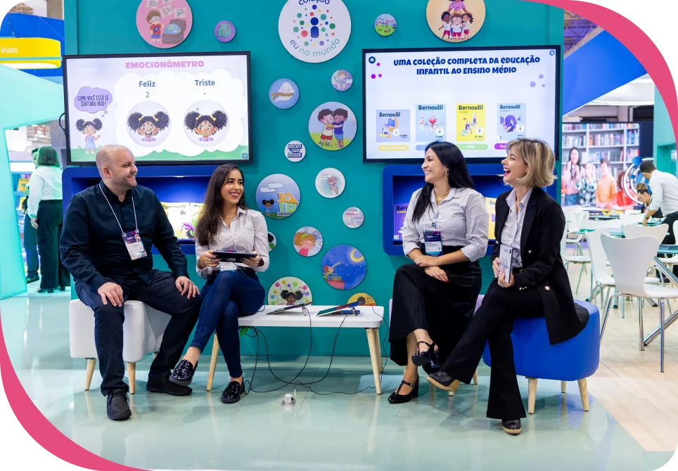 Equipe de consultores à disposição em evento