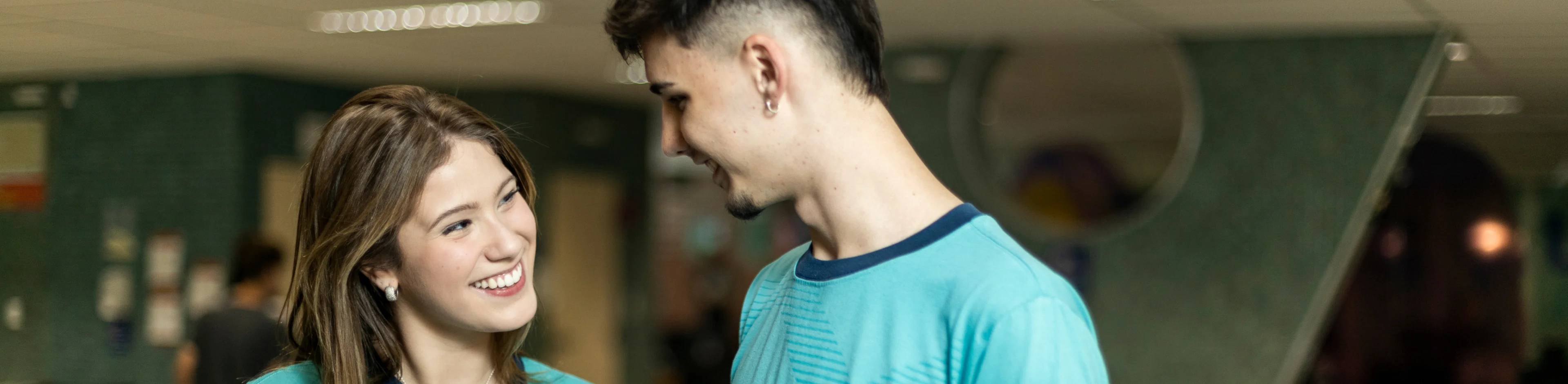 Estudantes Bernoulli Pré-Vestibular se entreolhando e sorrindo