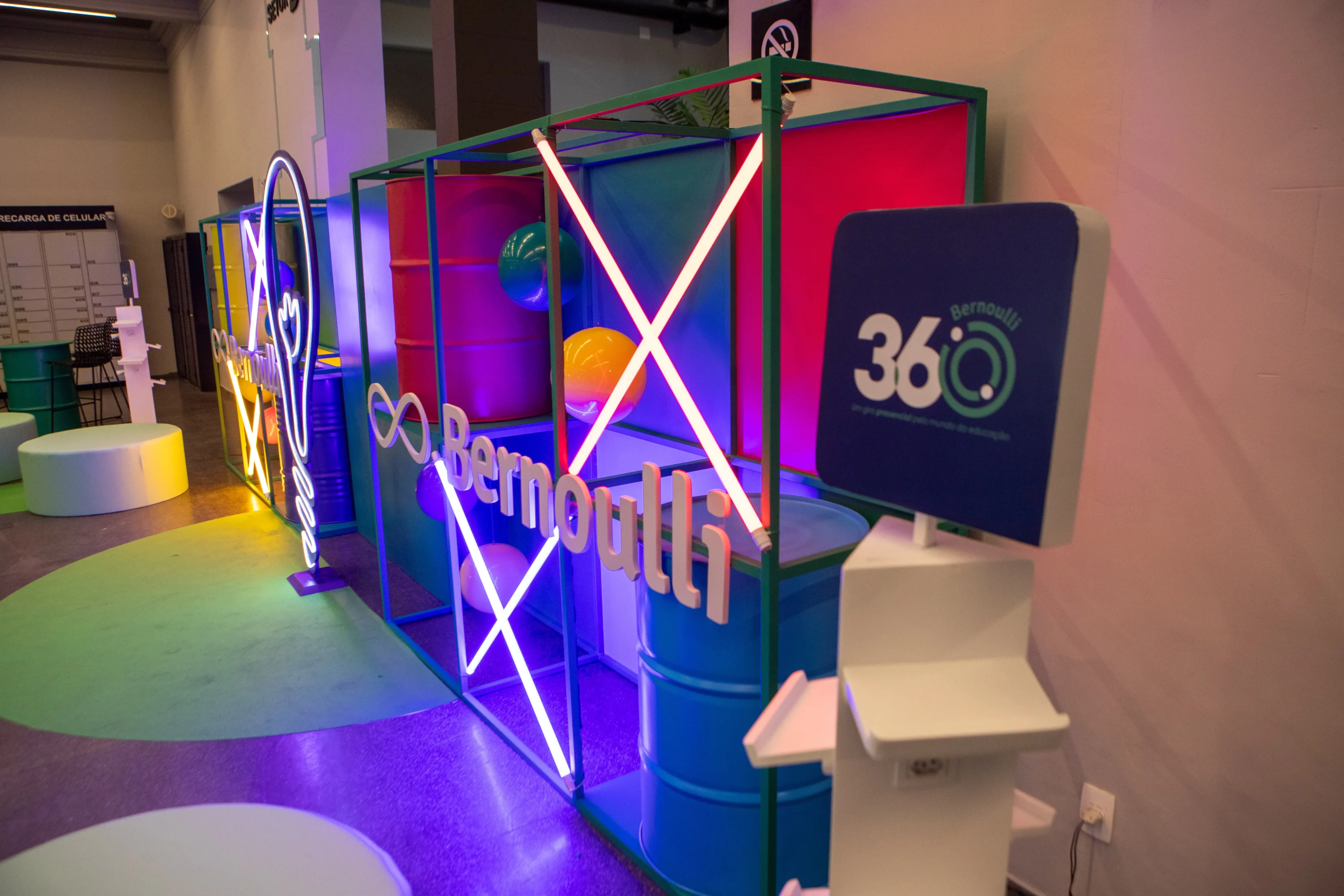 Vista lateral do espaço de instalação com luzes, barris e esferas