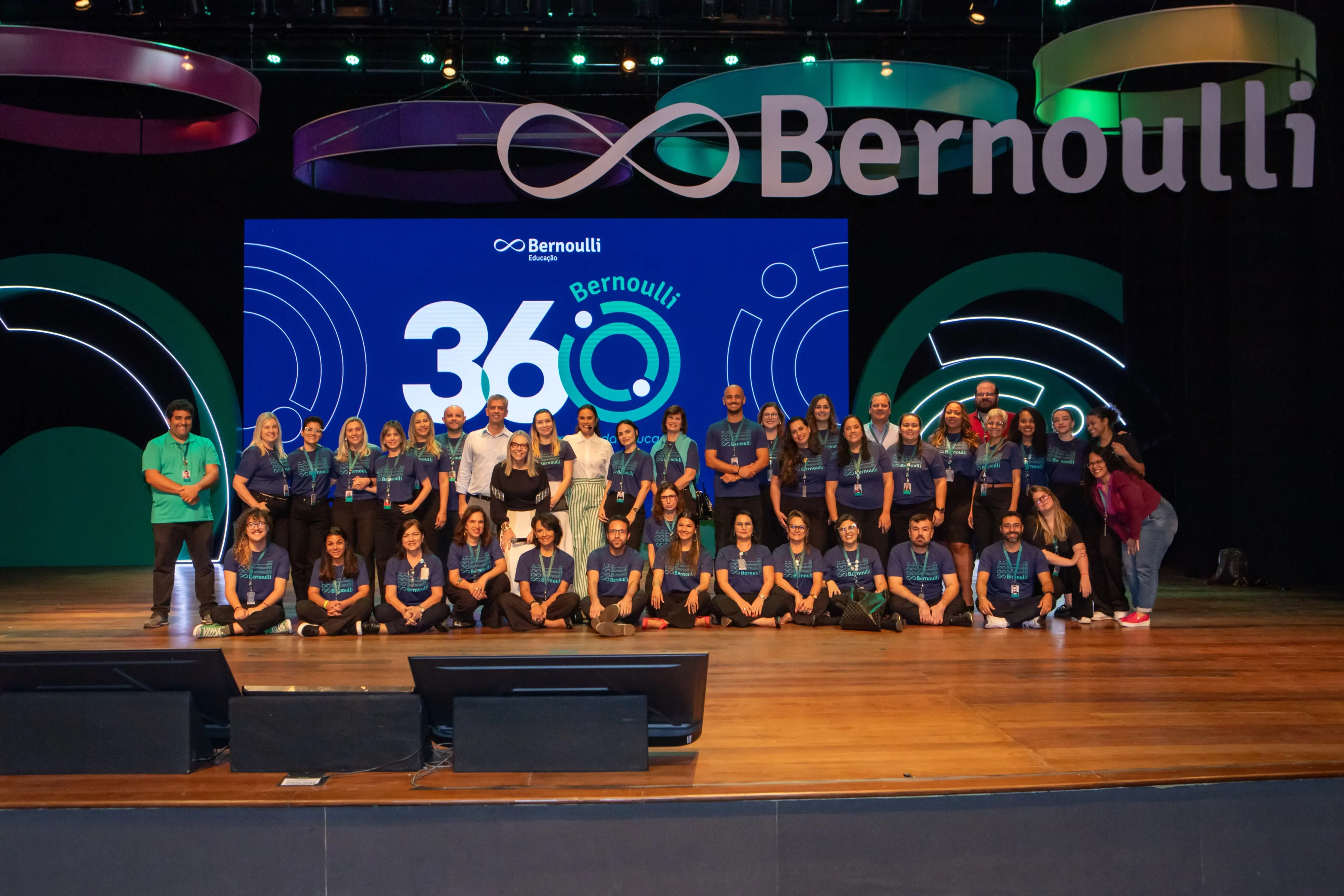 Grupo de palestrantes reunidos no palco do evento Bernoulli 360