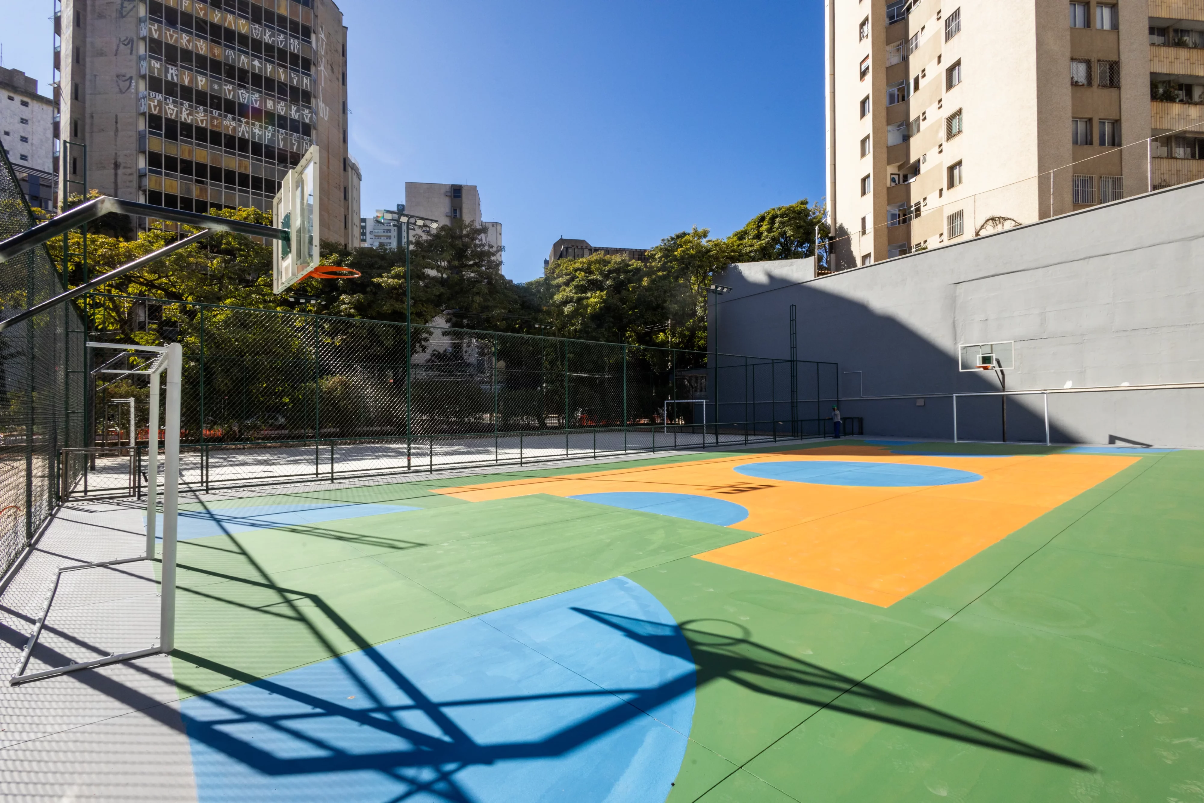 Quadra de futebol e basquete de salão do colégio Bernoulli