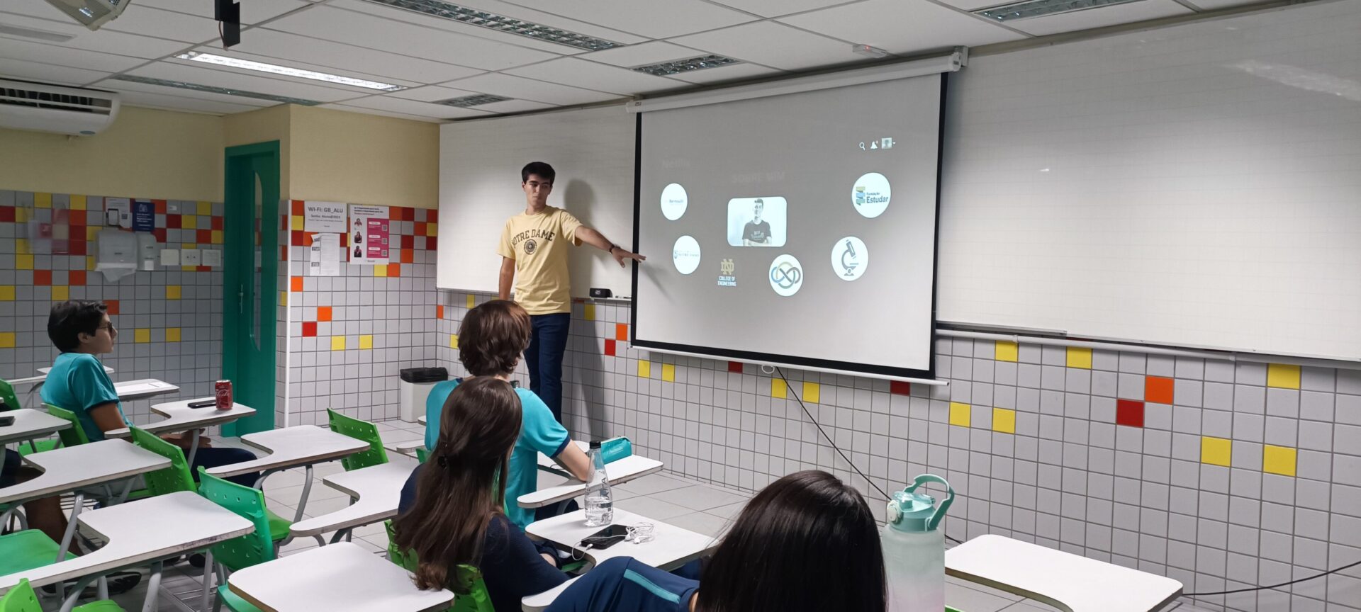 Ex aluno dando uma palestra para novos estudantes do colégio Bernoulli