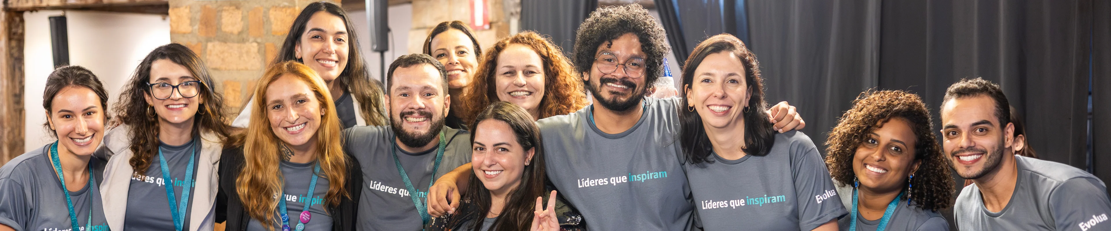 Funcionários do Bernoulli posando para a foto, sorrindo.