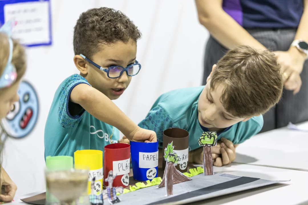 Alunos durante apresentação da Feira de Ciências do Colégio Bernoulli