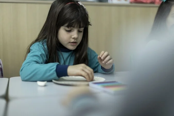 Aluna do Colégio Bernoulli na aula Maker