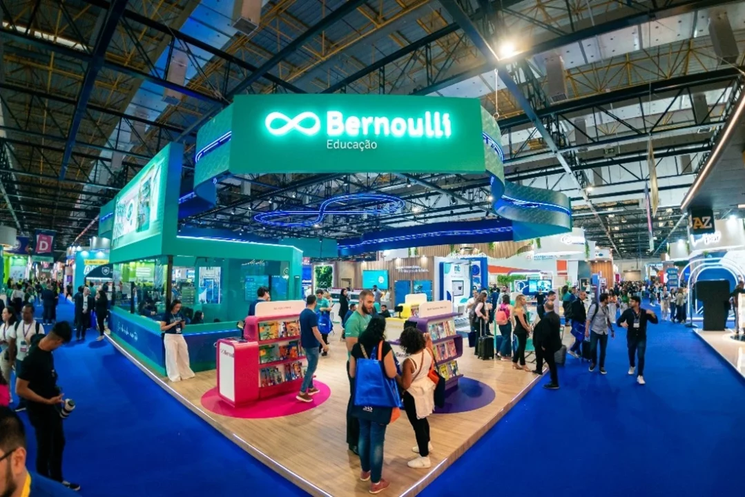 Bernoulli na Bett Brasil 2025 reúne educadores e especialistas debatendo IA, gestão e aprendizado do futuro.